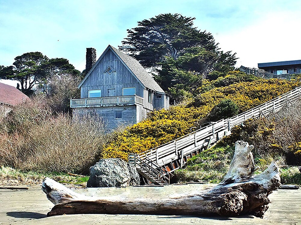 Old Rustic Beach Cabin: private deck overlooking Face Rock Beach.