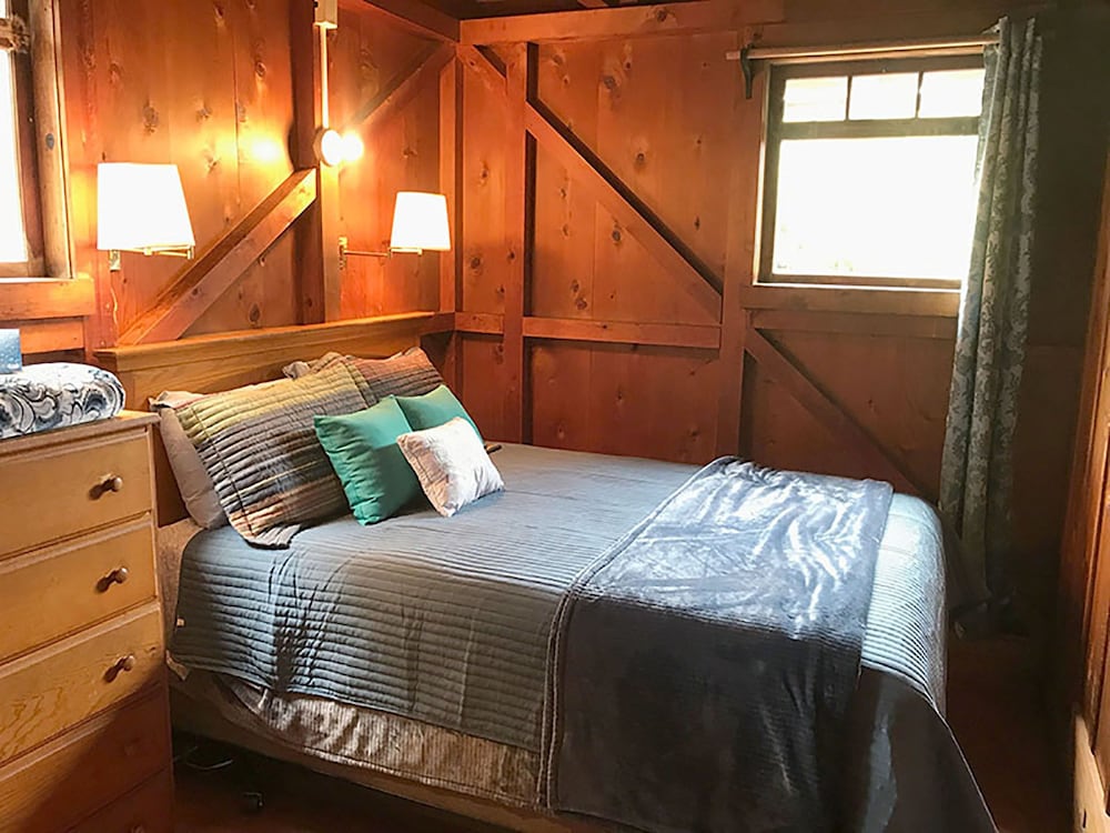 Old Rustic Beach Cabin: private deck overlooking Face Rock Beach.