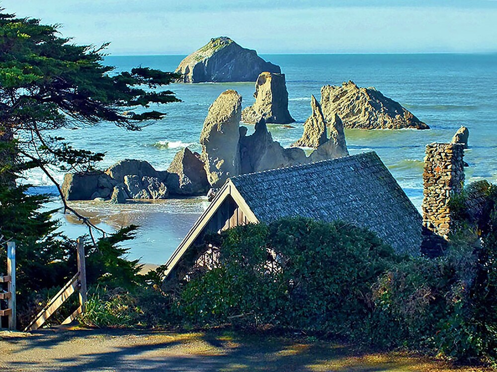 Old Rustic Beach Cabin: private deck overlooking Face Rock Beach.