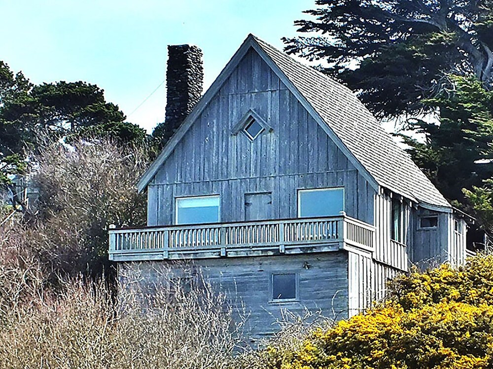 Old Rustic Beach Cabin: private deck overlooking Face Rock Beach.