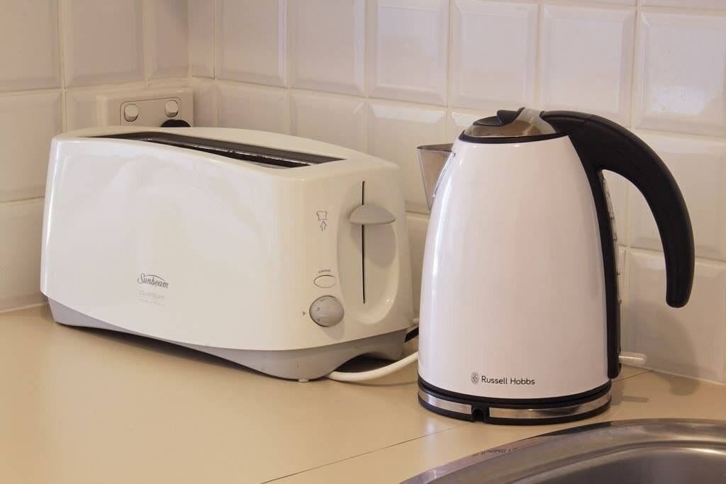 Central 2 Bedroom With Full Kitchen and Laundry - no Parking