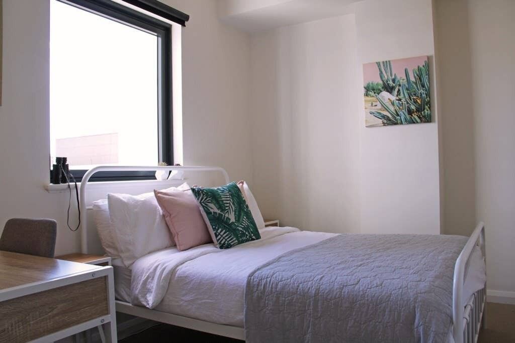 Central 2 Bedroom With Full Kitchen and Laundry - no Parking