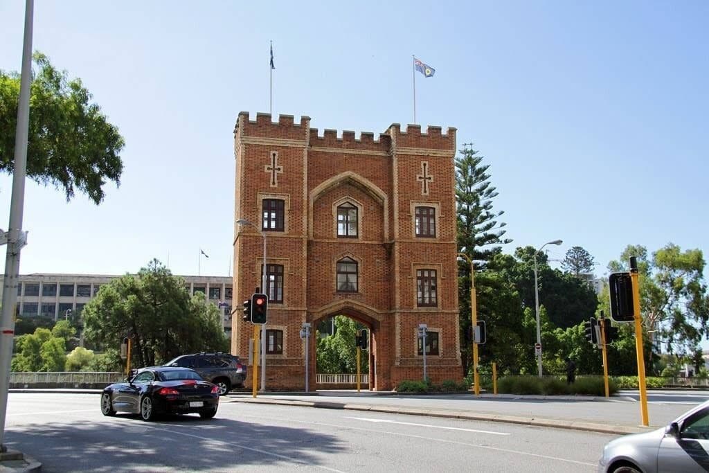 Central 2 Bedroom With Full Kitchen and Laundry - no Parking