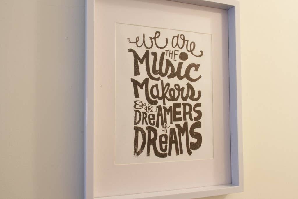 Central 2 Bedroom With Full Kitchen and Laundry - no Parking