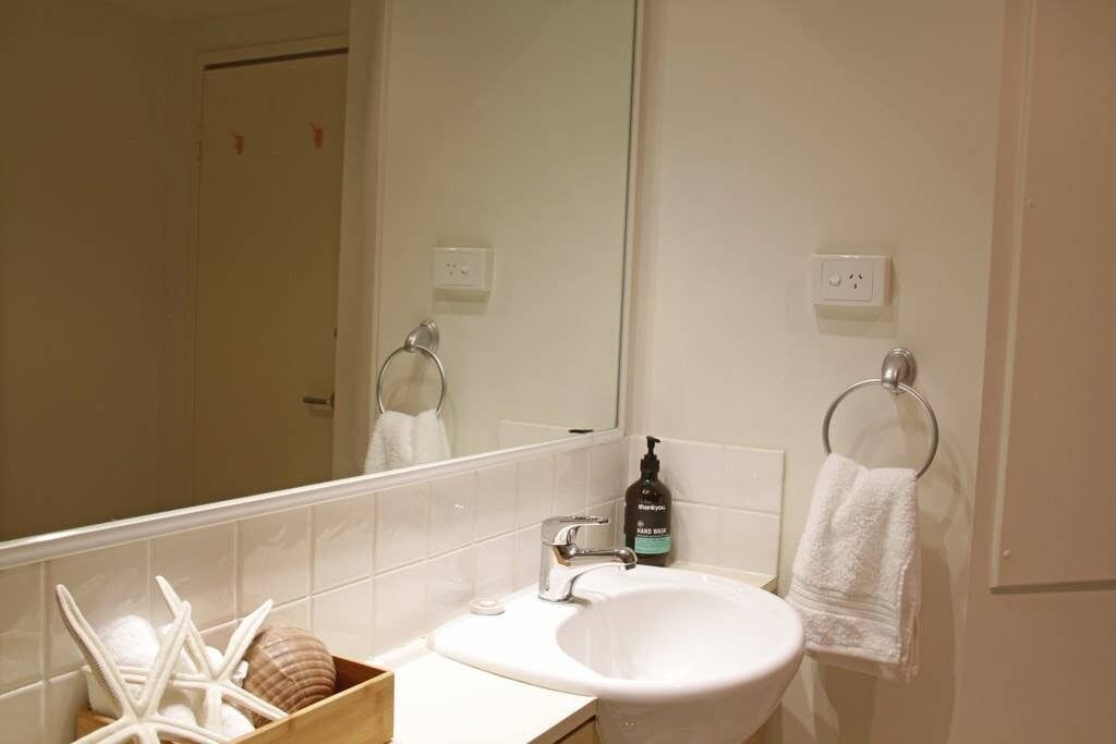 Central 2 Bedroom With Full Kitchen and Laundry - no Parking