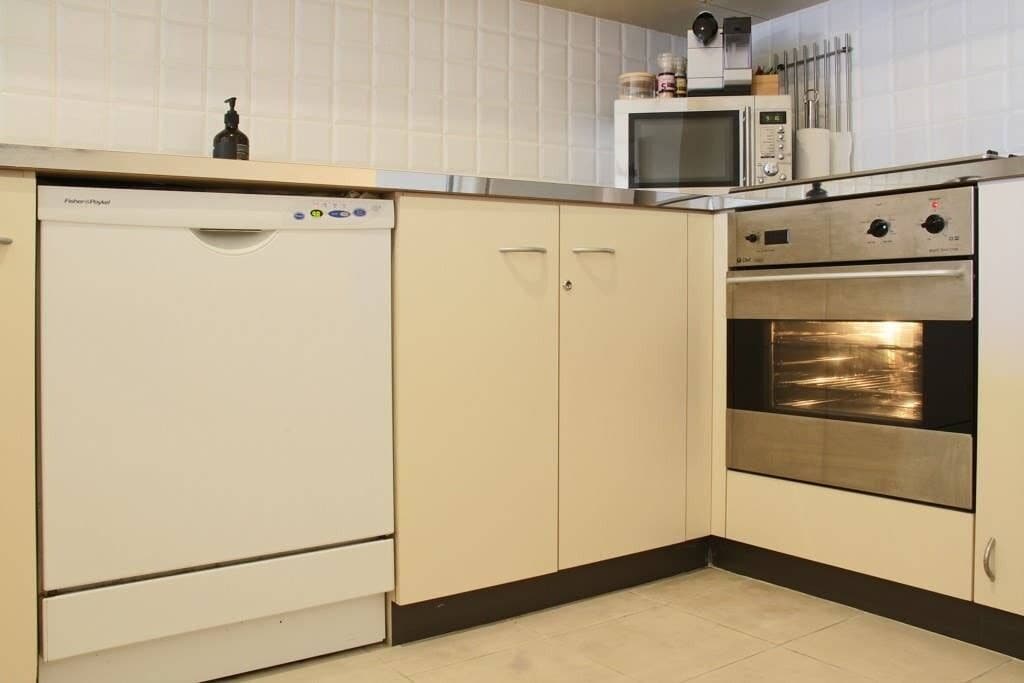 Central 2 Bedroom With Full Kitchen and Laundry - no Parking