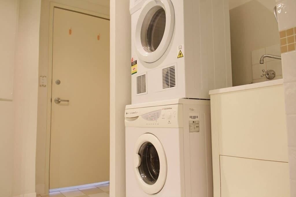 Central 2 Bedroom With Full Kitchen and Laundry - no Parking