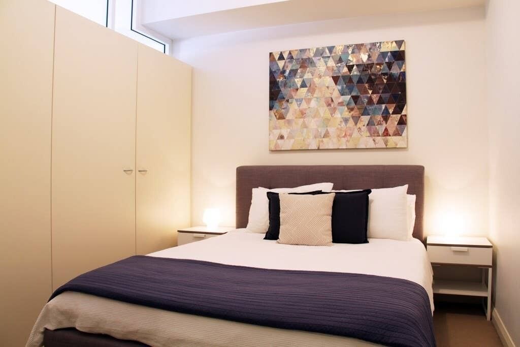 Central 2 Bedroom With Full Kitchen and Laundry - no Parking