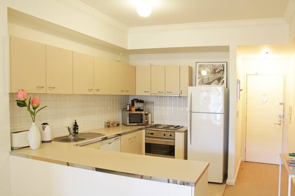 Central 2 Bedroom With Full Kitchen and Laundry - no Parking