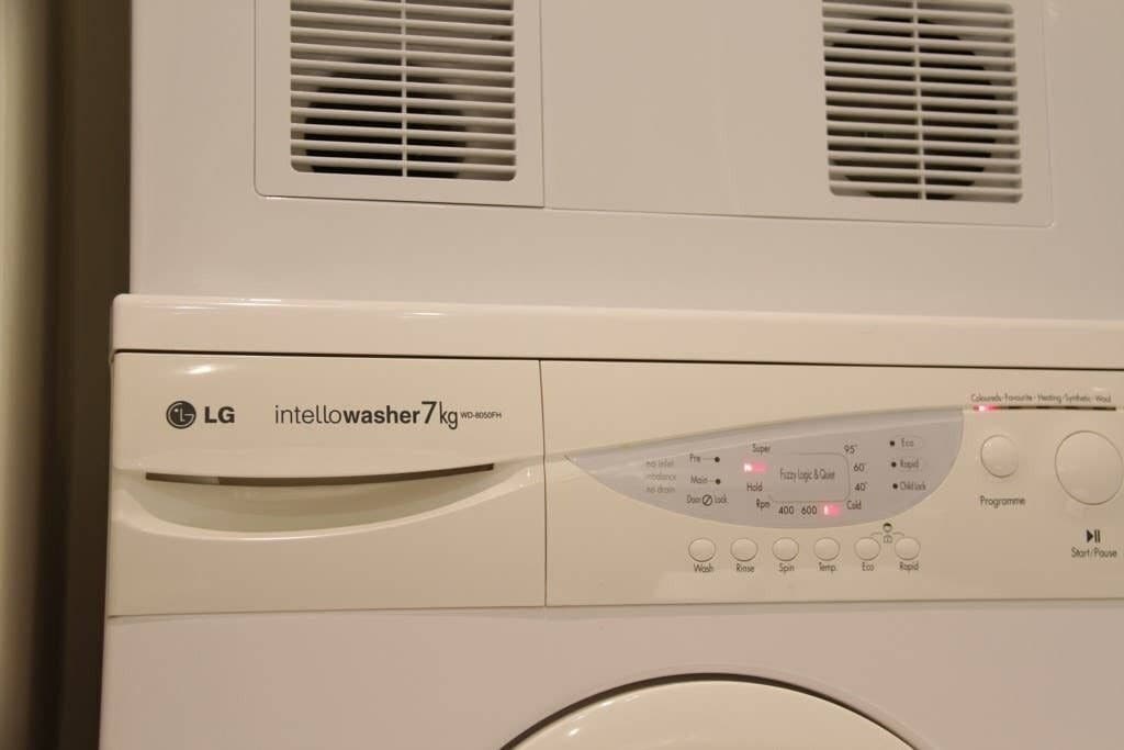 Central 2 Bedroom With Full Kitchen and Laundry - no Parking