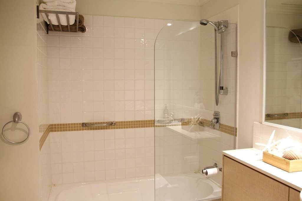 Central 2 Bedroom With Full Kitchen and Laundry - no Parking