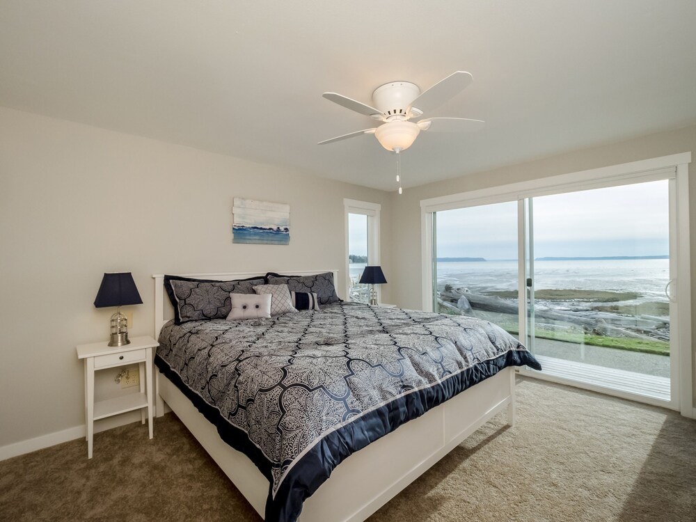 On The Beach w/Watercraft & EV Charger! Camano Island Vrbo