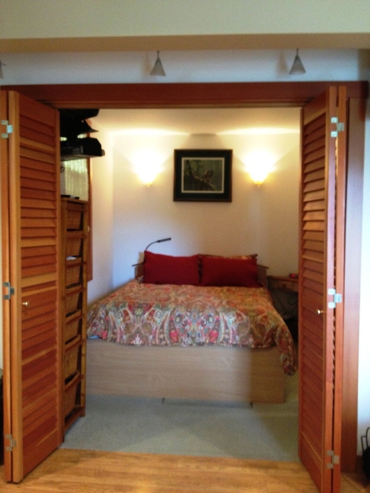 Treehouse Suite - downtown - walking distance to ferry, shops, restaurants! 