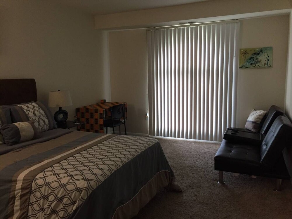 Large Private Bedroom And Bathroom In Baltimore Cheap Hotel