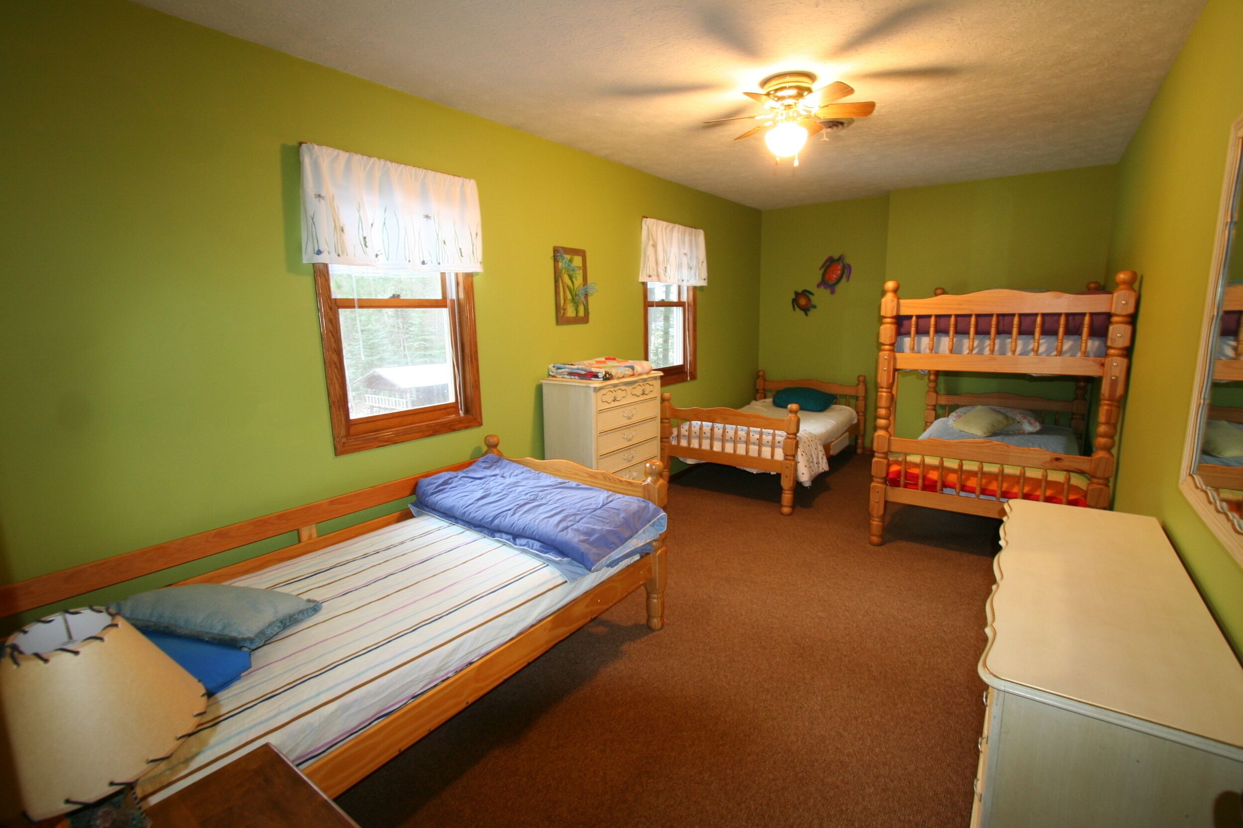 Beautiful cabin, great for large groups close to Marquette and Pictures Rocks in Marquette, United States