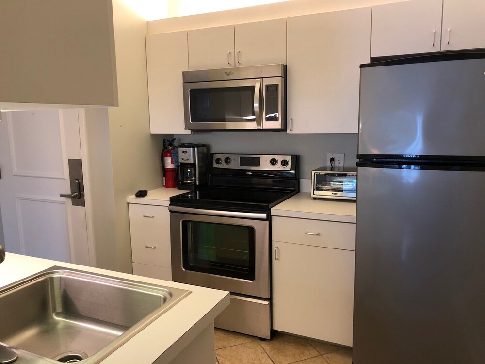 Private kitchen, Seapointe Village - 1BR plus Den (BR with no closet) / 2 Full BA - Sleeps 5 