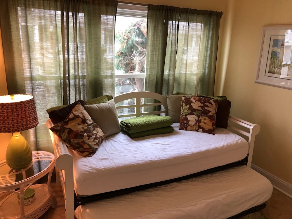 Seapointe Village 1BR plus Den (BR with no closet) / 2 Full BA