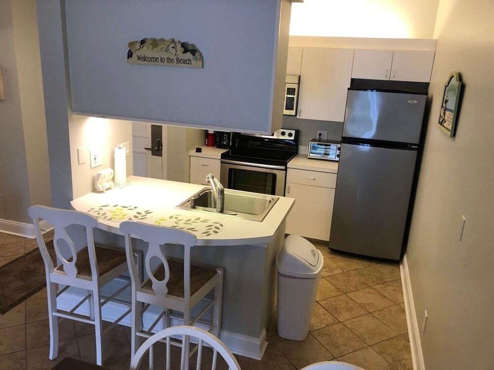 Private kitchen, Seapointe Village - 1BR plus Den (BR with no closet) / 2 Full BA - Sleeps 5 