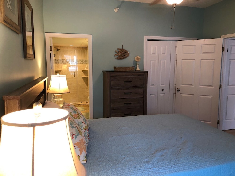 Room, Seapointe Village - 1BR plus Den (BR with no closet) / 2 Full BA - Sleeps 5 