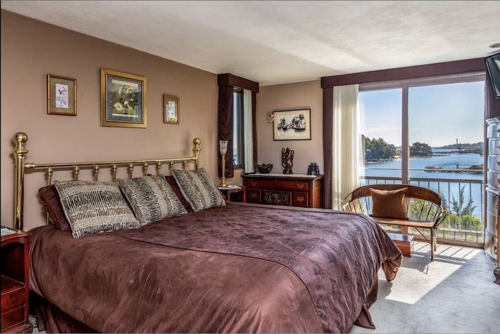 FALL VACATION HALLOWEEN WEEK IN NEARBY SALEM / SERENITY BY THE SEA