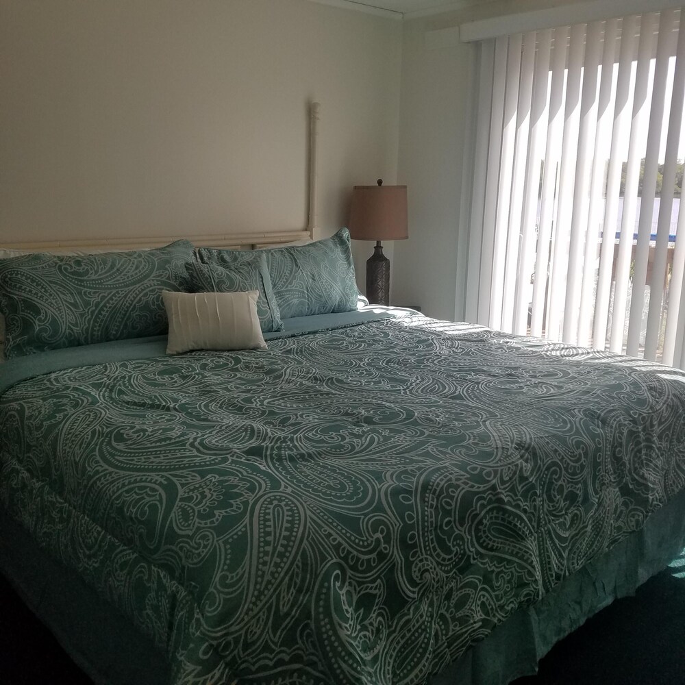 Waterfront Villa With Large Deck And Screened Front Porch Overlooking