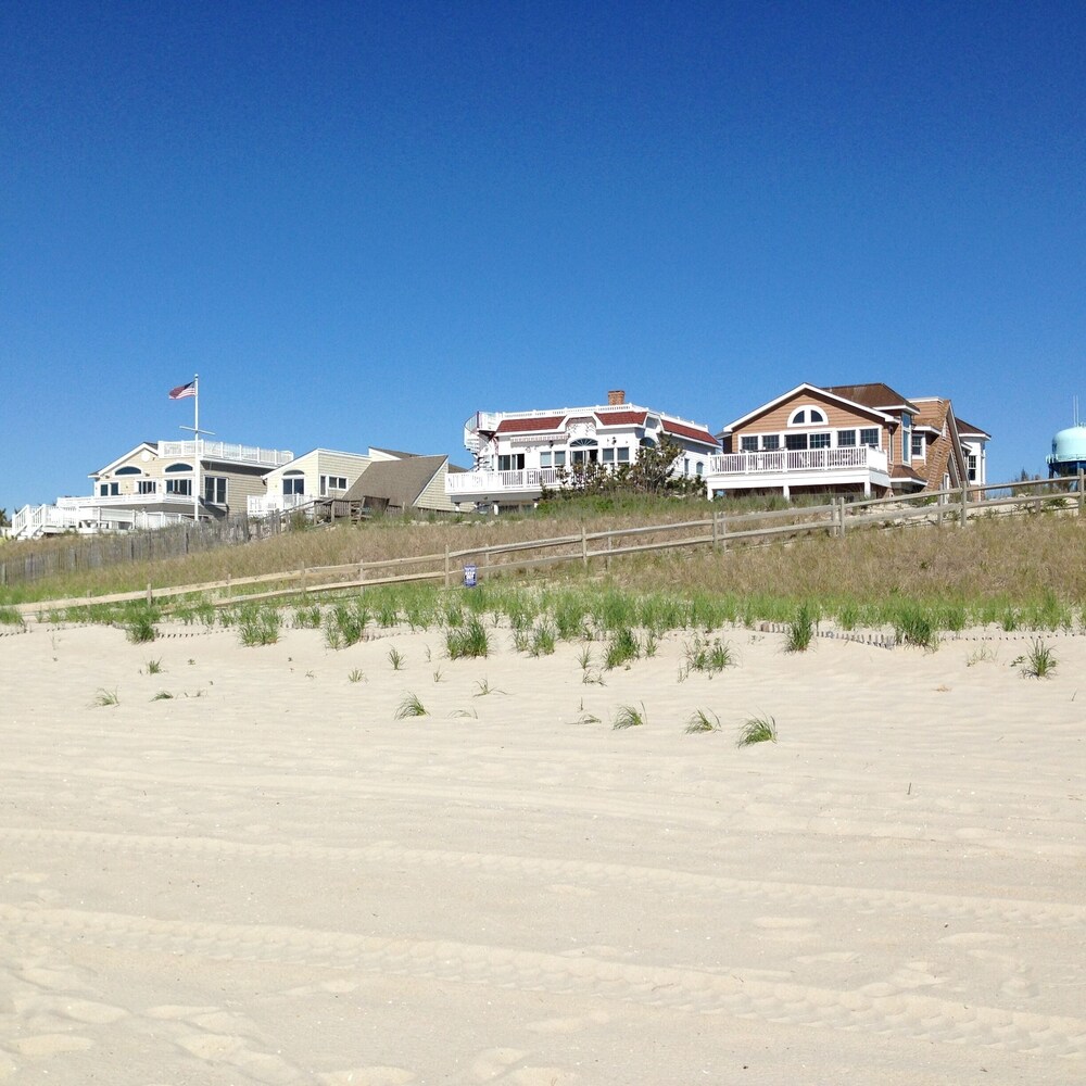 Oceanfront,7decks,HotTub,Game rm, Elev, Priv Beach walkway