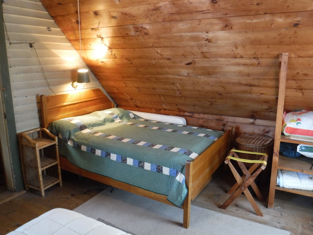 Hilltop Cottage on Partridge Lake. A familyfriendly community in