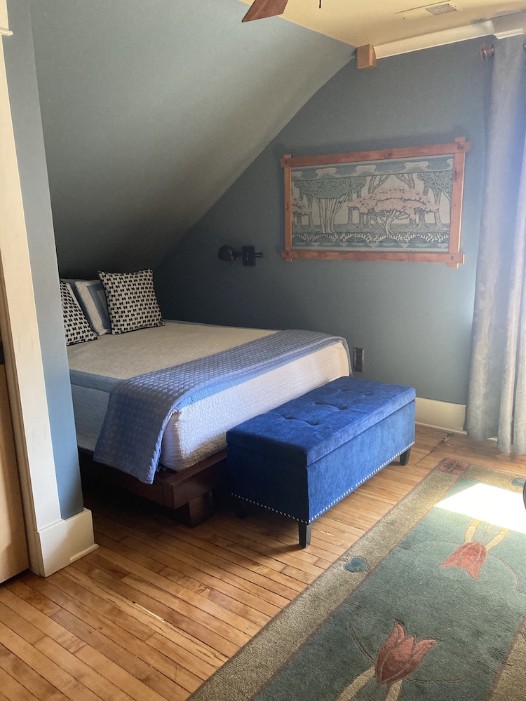 LUXURY 2 BR2BA Carriage House Apt, Level 2 EVChgr, Garage or Off