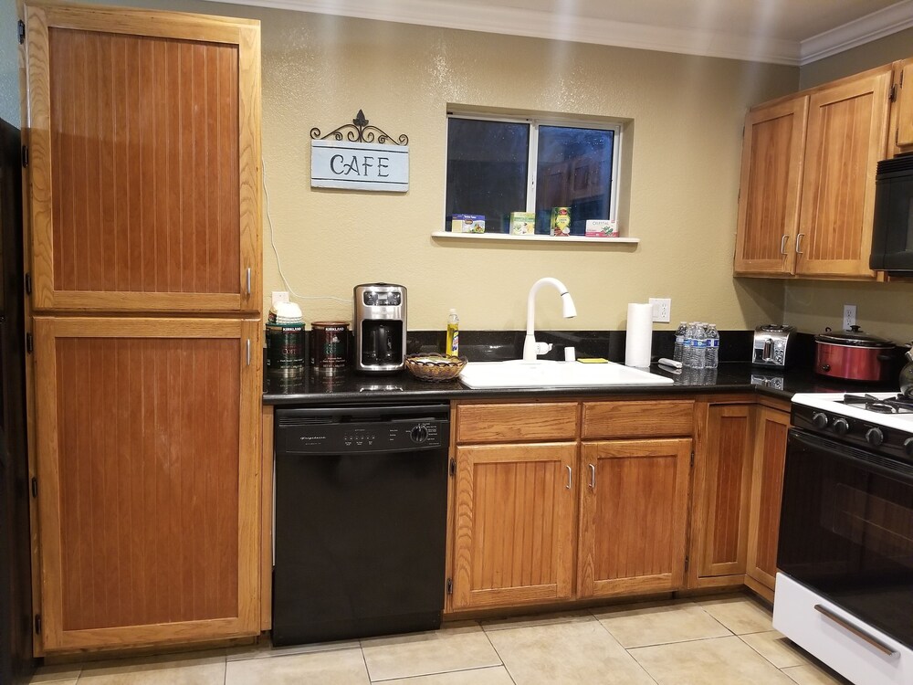 Very Private, GATED, Huge Open Floor Plan, WIFI, WASHER & DRYER INCLUDED