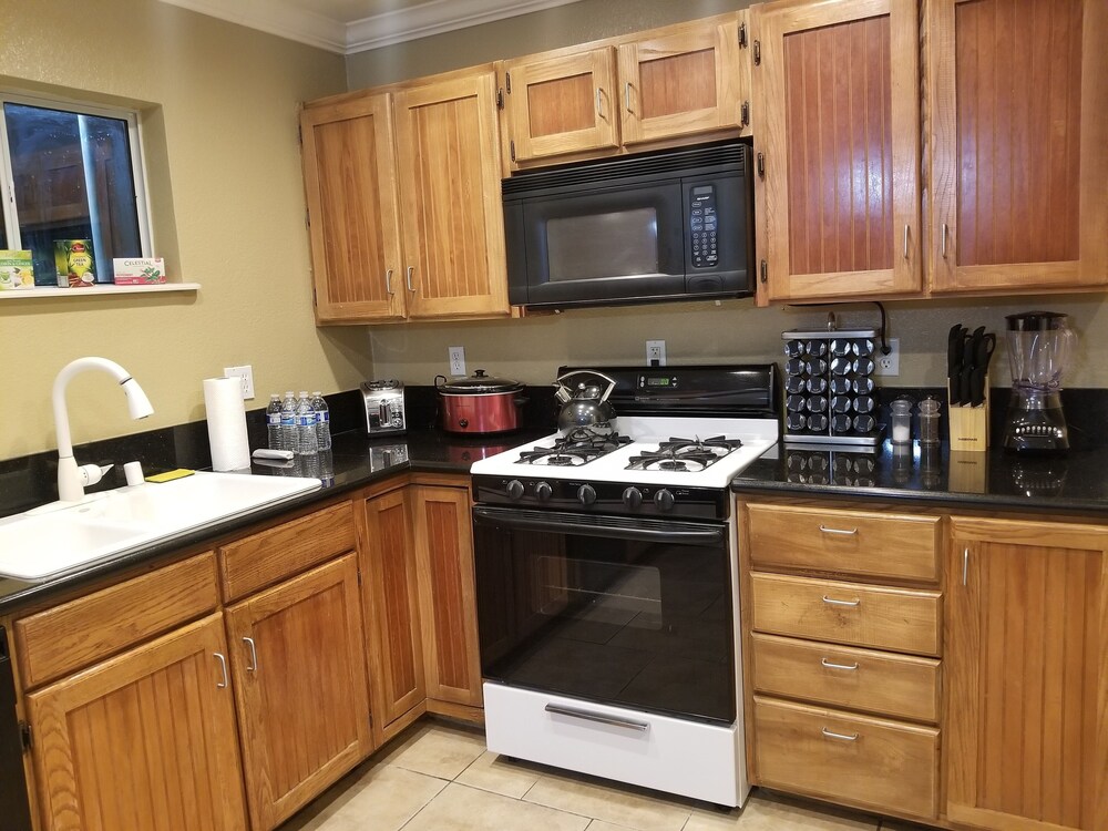 Very Private, GATED, Huge Open Floor Plan, WIFI, WASHER & DRYER INCLUDED