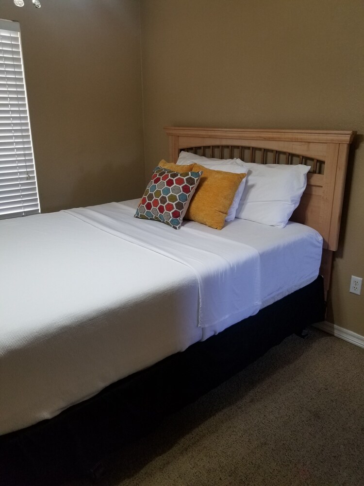 Very Private, GATED, Huge Open Floor Plan, WIFI, WASHER & DRYER INCLUDED