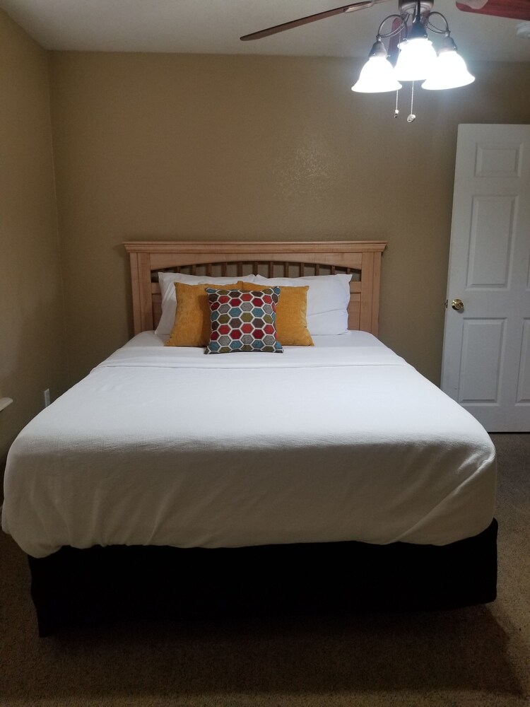 Very Private, GATED, Huge Open Floor Plan, WIFI, WASHER & DRYER INCLUDED