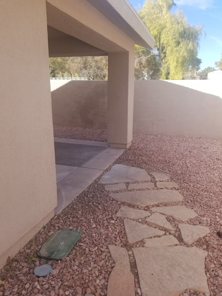 Very Private, GATED, Huge Open Floor Plan, WIFI, WASHER & DRYER INCLUDED