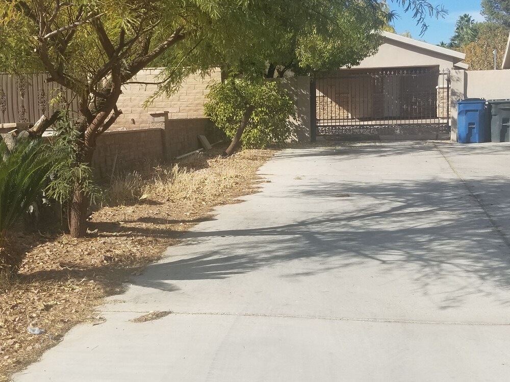 Very Private, GATED, Huge Open Floor Plan, WIFI, WASHER & DRYER INCLUDED