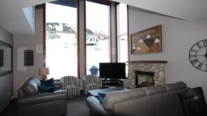TV, fireplace