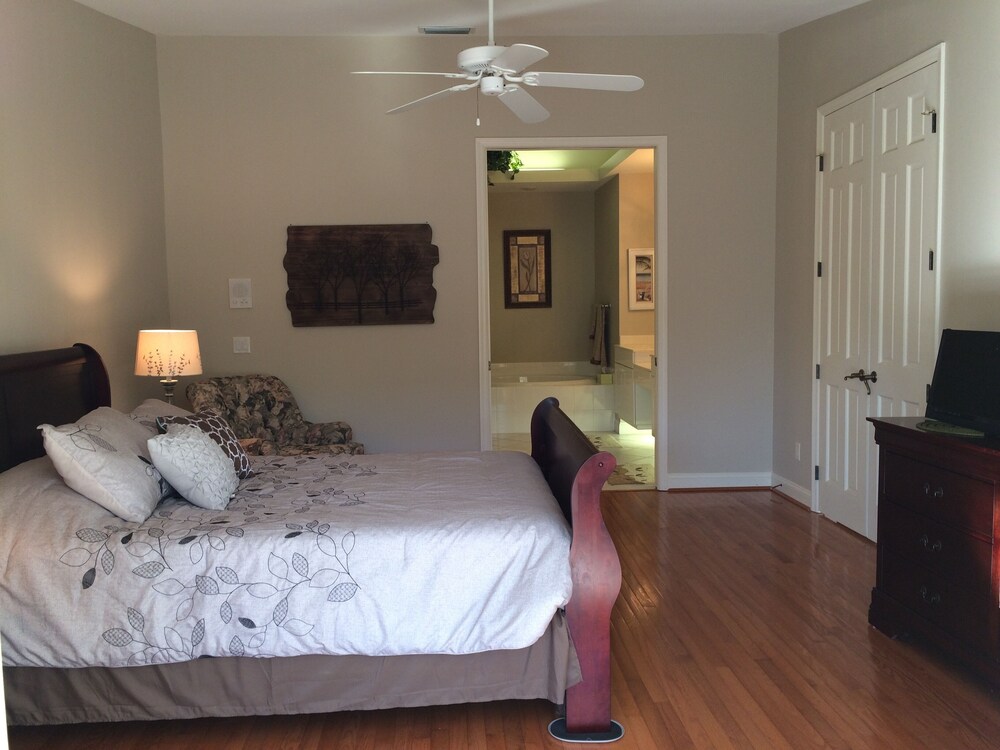 DUE TO INCREASED FEES, RATES FOR 2025 NOW 4500/MO + 12 TAXES East