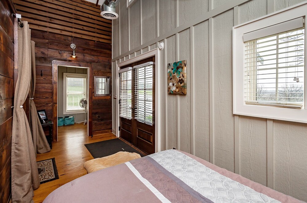 The Corn Crib Is A Fully Furnished Rental Cabin In The City, With A