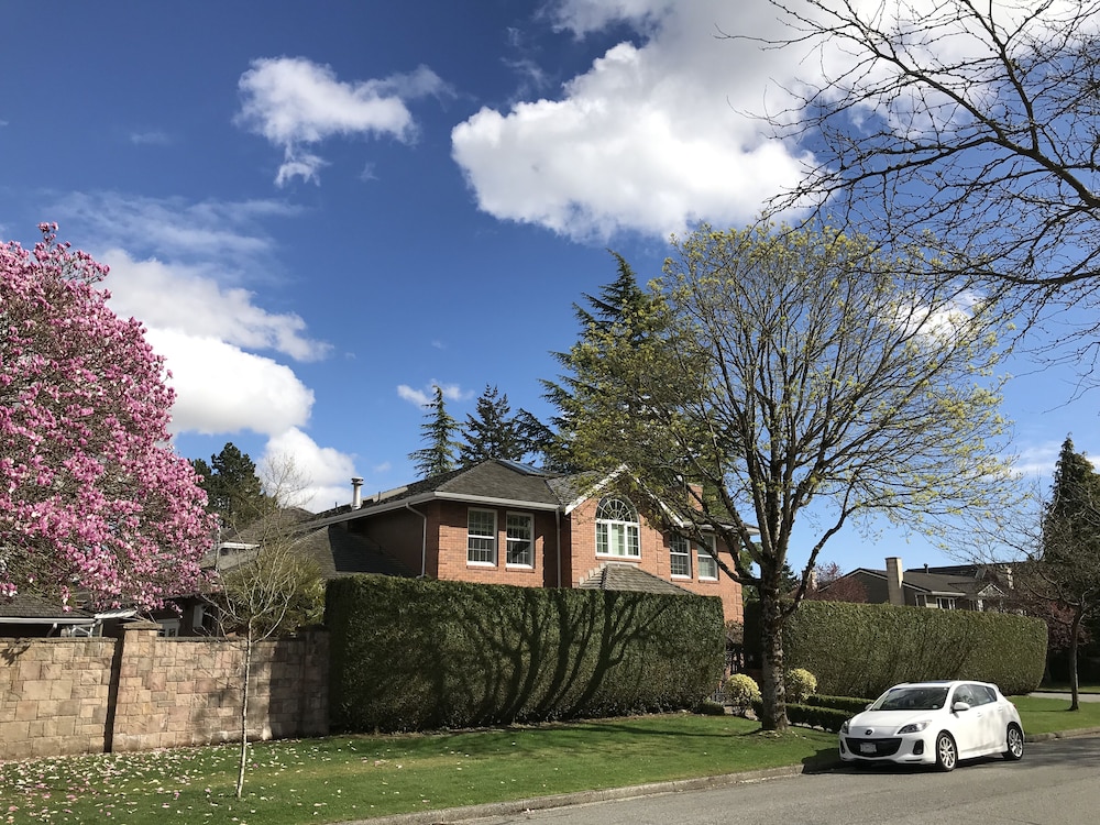 The Hudson House ️Luxurious 8 BR+6 BA in Central Van with Jacuzzi and