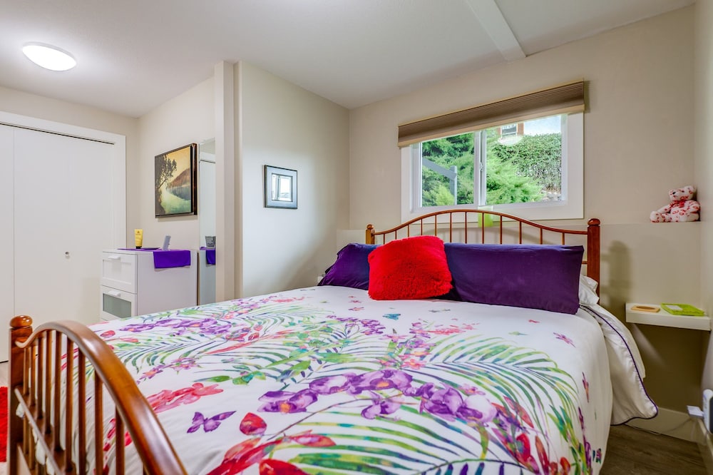 Scenic Ponderosa Pines Suite in Peachland British Columbia, Canada