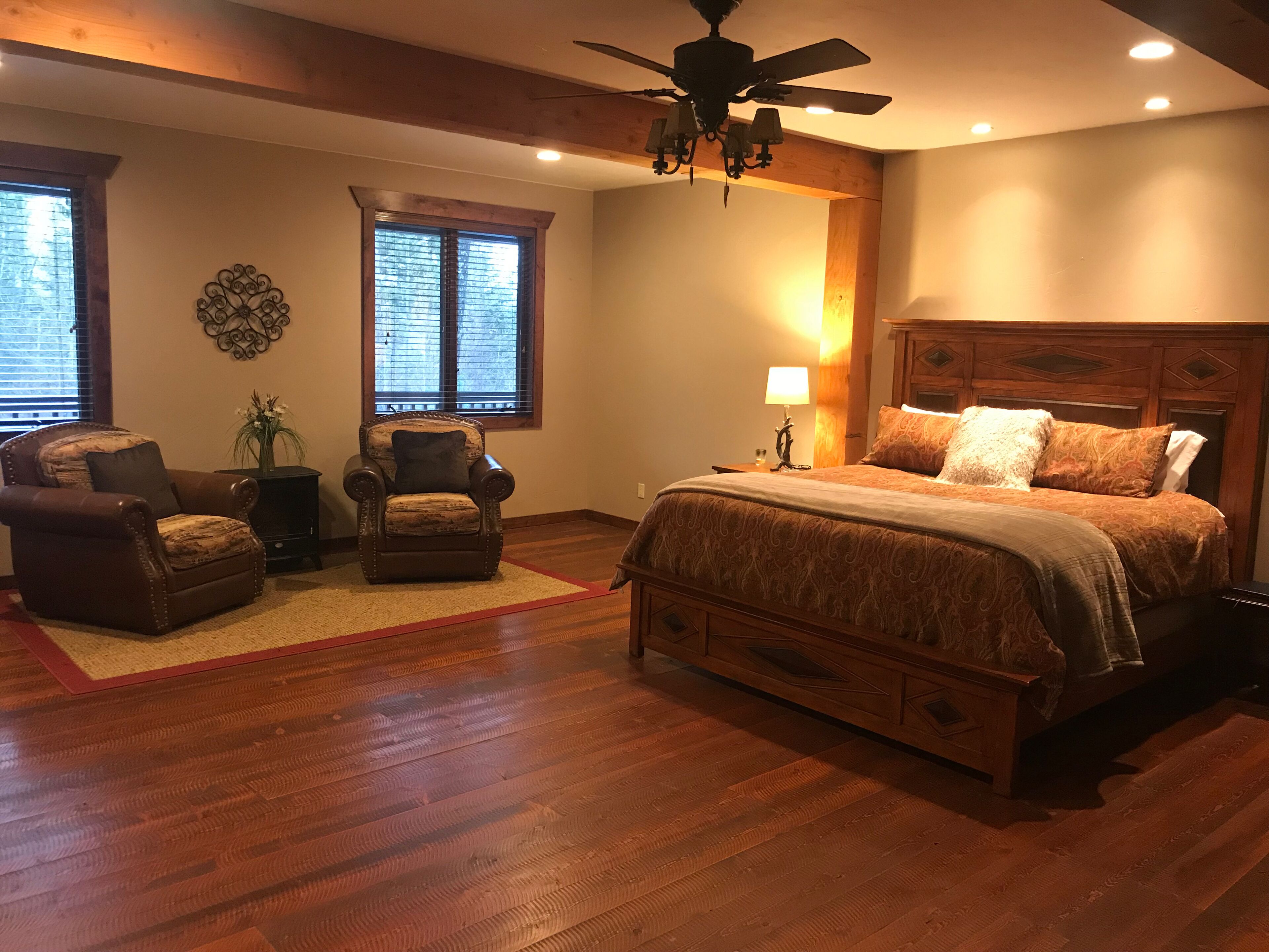 6 Bedroom Private Vacation Home in Bigfork (Sleeps 16) in Whitefish, United States