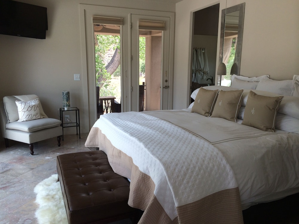 Infinity Edge Pool Newer Luxury Home on Virgin River 2 miles from main