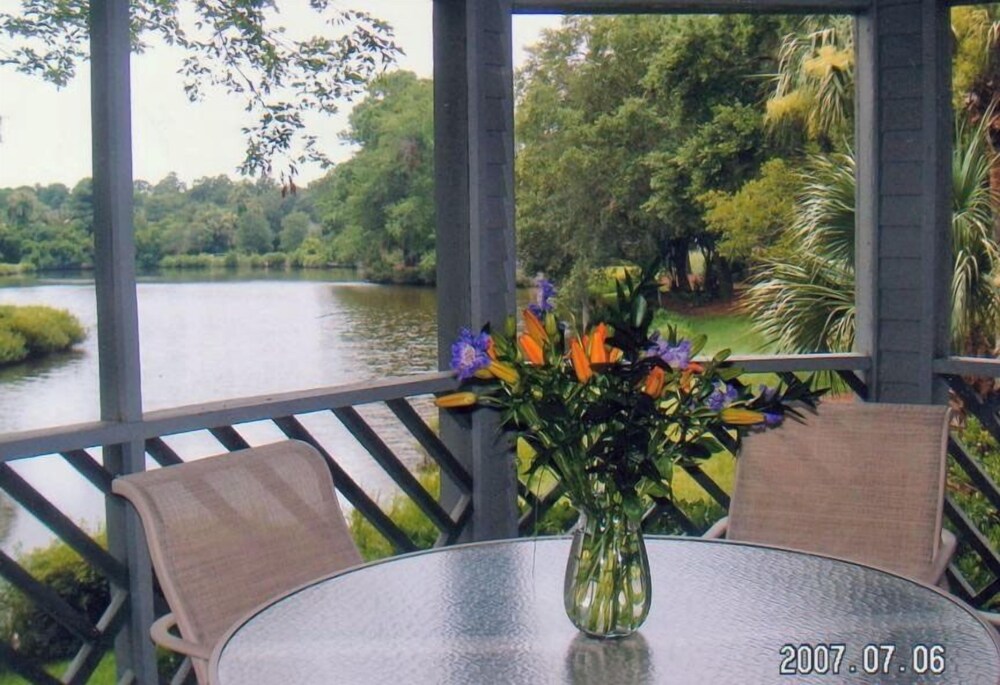 * Resort & Pool  Privileges* East Beach Turtle Cove on Lagoon * Great Location*