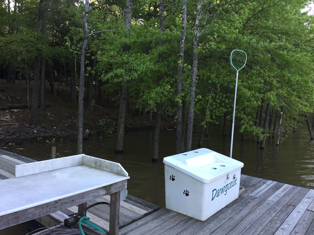 Kerr Lake log cabin on quiet hole with gentle slope toward water, Sandy Beach nearby