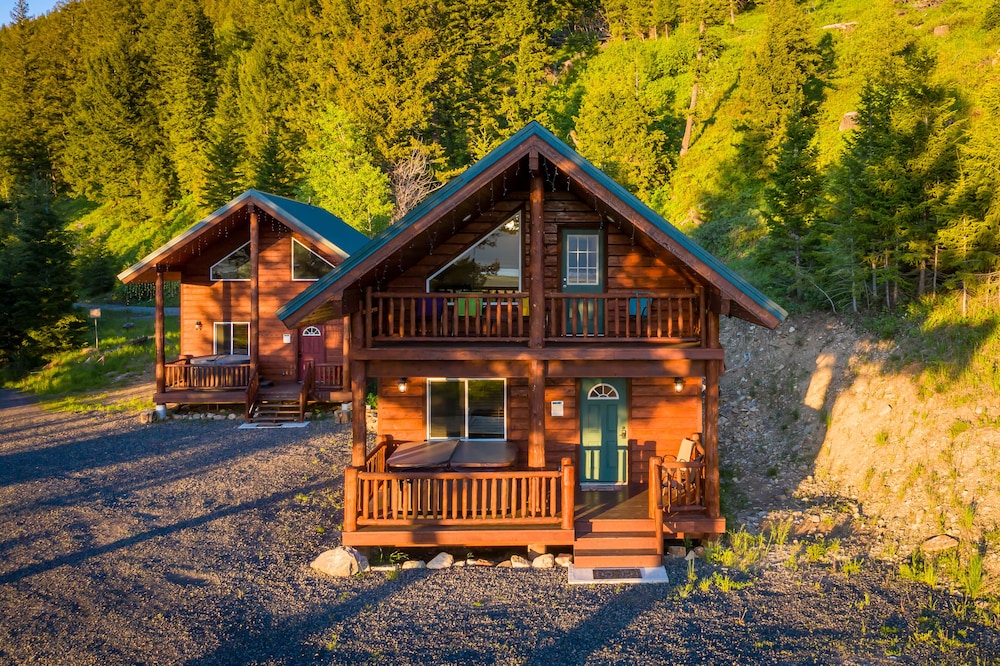 "Madison River Cabin" HOT TUB ON DECK. 14 miles to Yellowstone! Easy