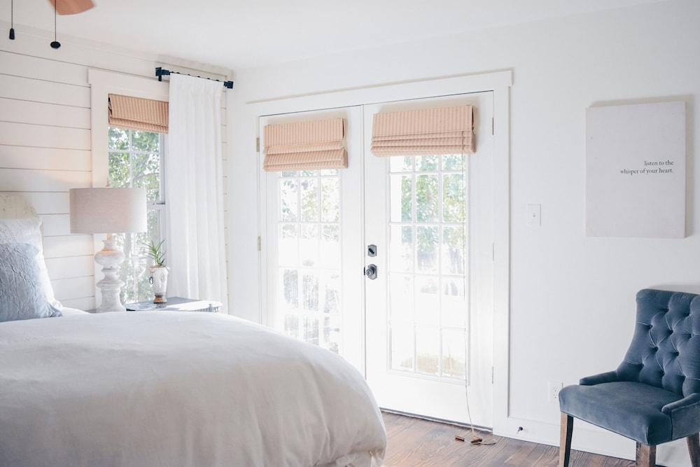 Luxury Retreat 3BR Home with Private Deck and Hot Tub, Steps from Main