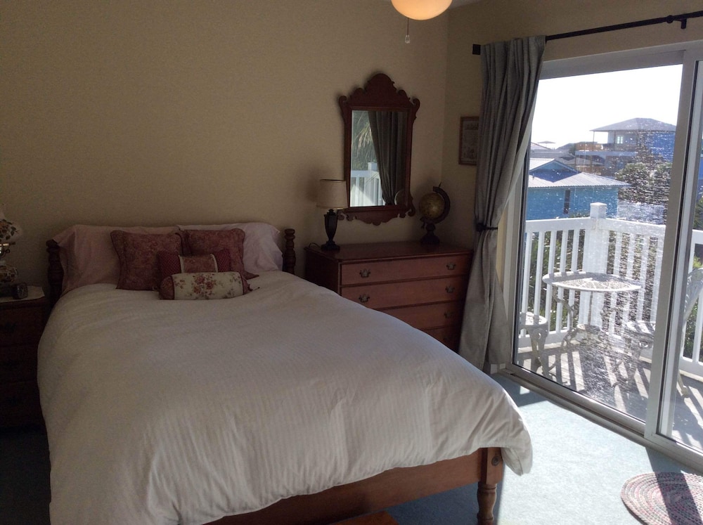 Spectacular OceanView Home /1 minute walk to beach Marineland Acres