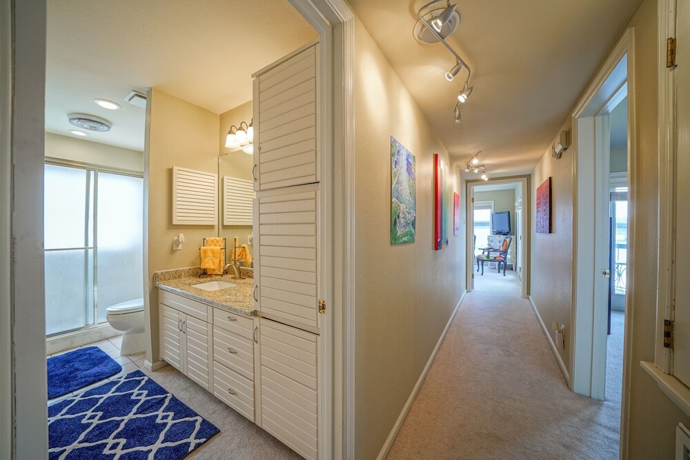 Lake Hamilton 3 Bedrooms 2 Bathrooms Gated Lakefront Condo