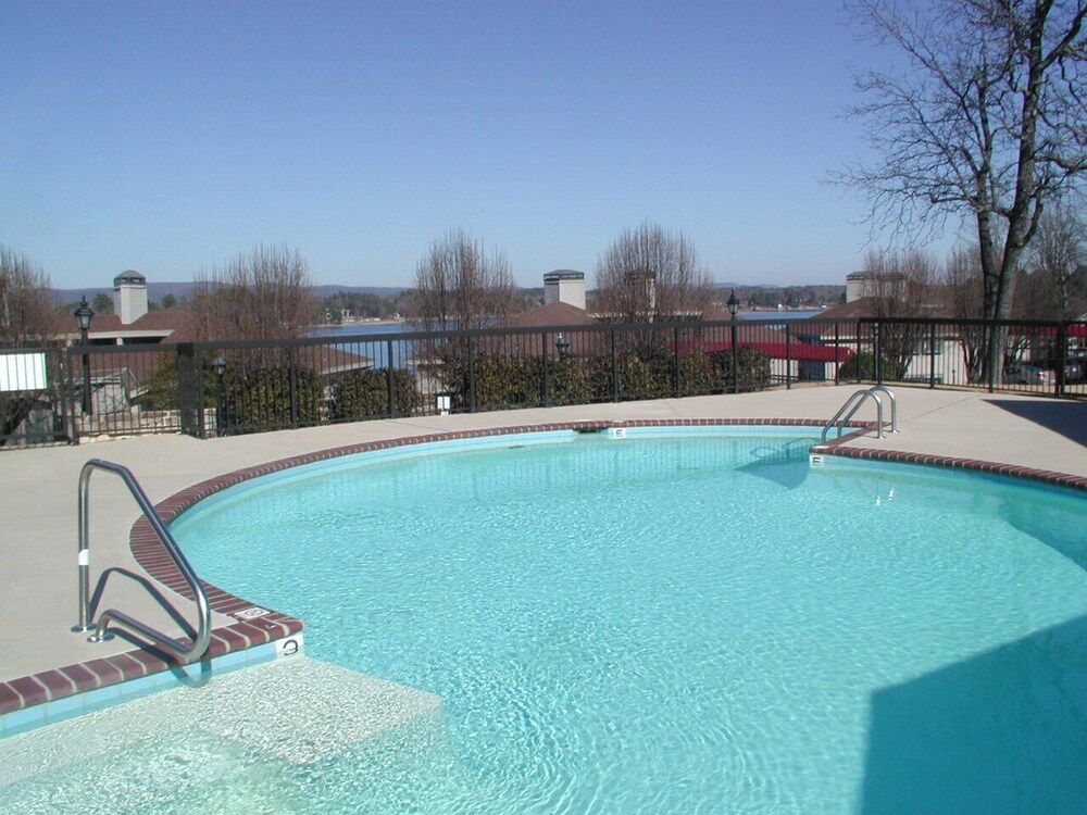 Lake Hamilton 3 Bedrooms 2 Bathrooms Gated Lakefront Condo