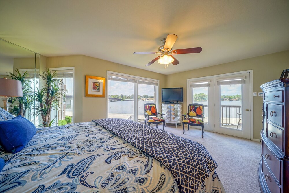 Lake Hamilton 3 Bedrooms 2 Bathrooms Gated Lakefront Condo