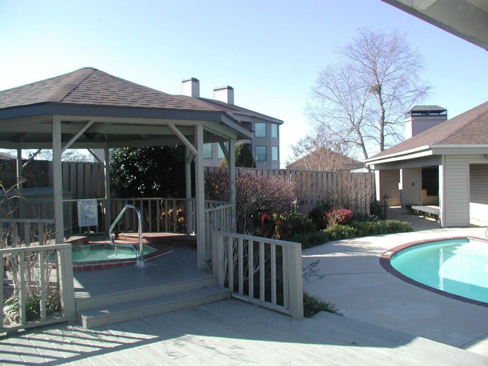 Lake Hamilton 3 Bedrooms 2 Bathrooms Gated Lakefront Condo